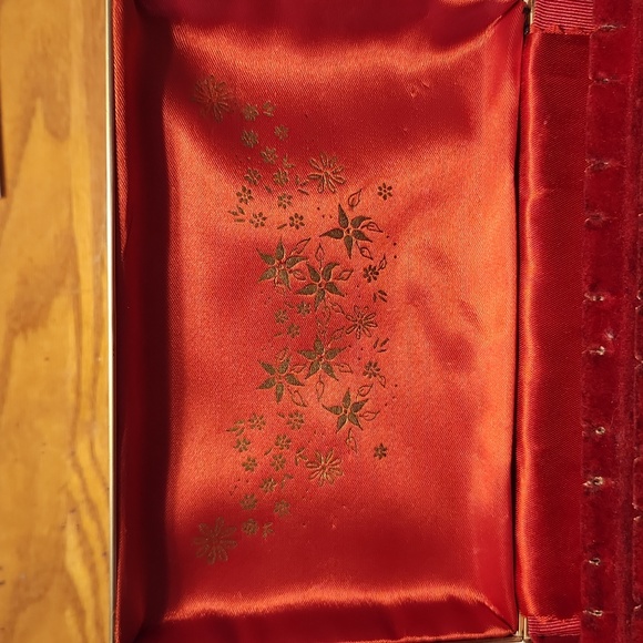 Vintage Ivory Earring Box - Picture 7 of 7